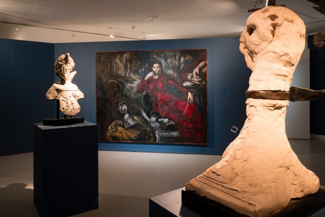 Vue de l’exposition au BAM, à Mons. A l’arrière-plan : « Lucrèce », Gérard Garouste, 1982