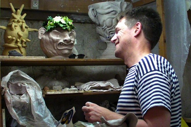 Sébastien Gouju dans l’atelier de céramique