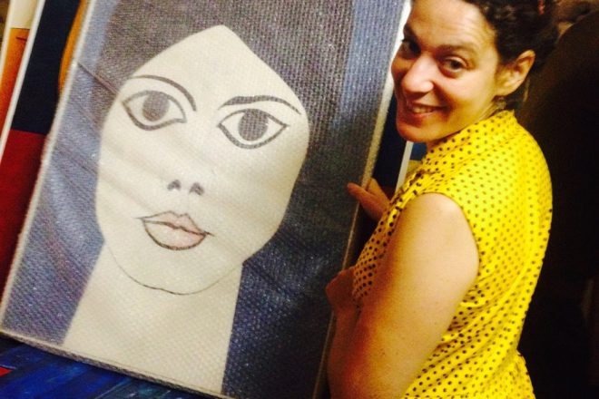 Sophie Lamm devant une toile de Jean-Claude Maes