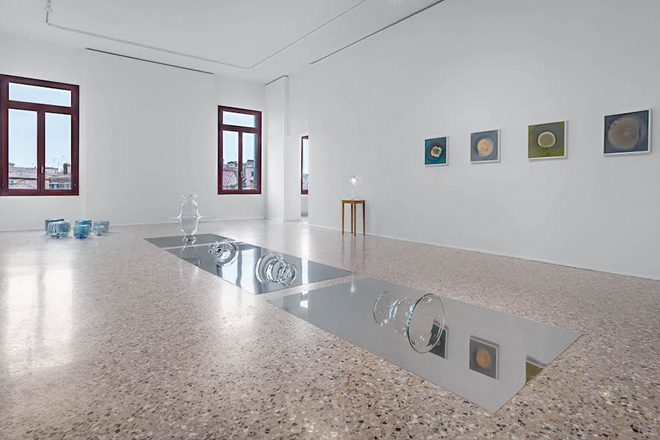 Au sol, « Sans titre » par Hreinn Fridfinnsson. Au mur, « Mycota » par Dove Allouche