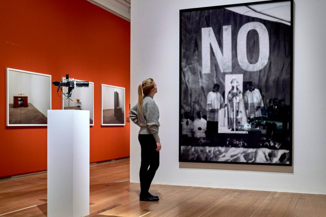 De gauche à droite : « Image Fulgurator » (2009-2011) de J. von Bismarck et « NO (Pope) » (2011) de J. von Bismarck et S. Sierra