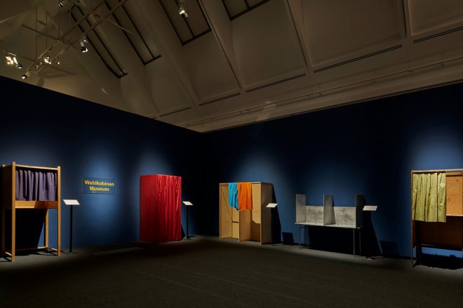 « Voting Booth Museum », Guillaume Bijl, 2000