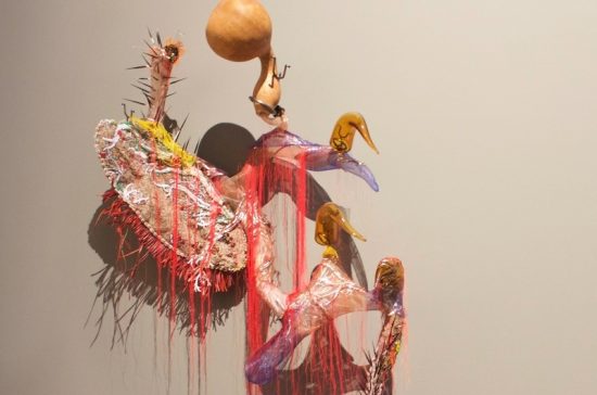 « Addictions to leaf and nut aroused, curled currency (…) » (détail), Rina Banerjee, 2017