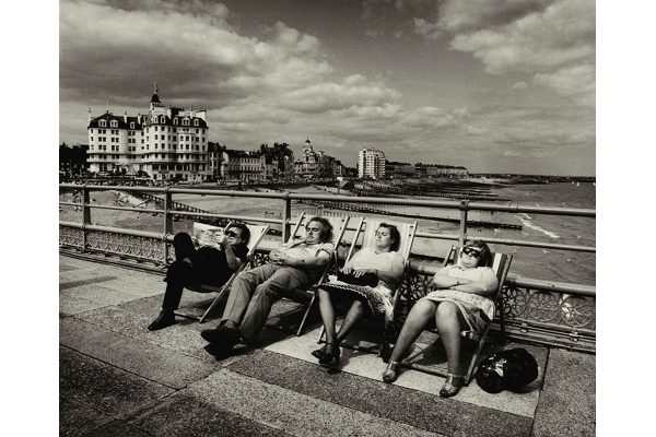 « Seaside pier on the south coast, Eastbourne, UK », Don McCullin, années 1970