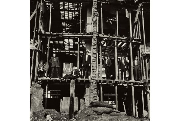 « The Guvnors in their Sunday Suits, Finsbury Park, London », Don McCullin, 1958
