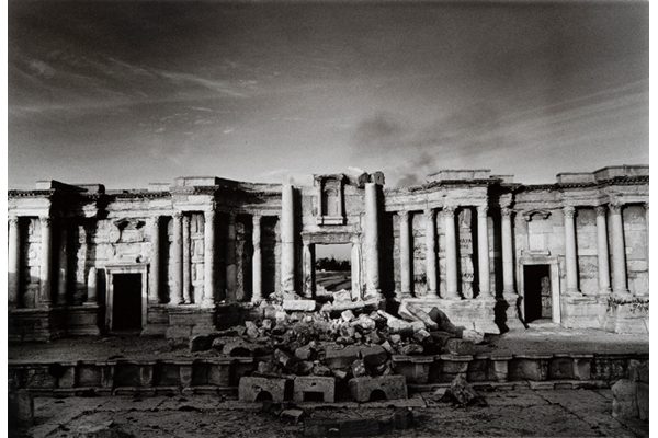 « The theatre on the Roman city of Palmyra, party destroyed by Islamic State fighters », Don McCullin, 2017