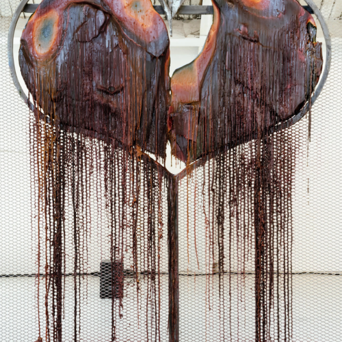 Antoine Renard, Vue de l’installation « Veins (les veines) », 2023. Métal, cire parfumée, système son. Crédit photo : Pauline Rosen-Cros. Courtesy de l’artiste et de la galerie Nathalie Obadia Paris / Bruxelles