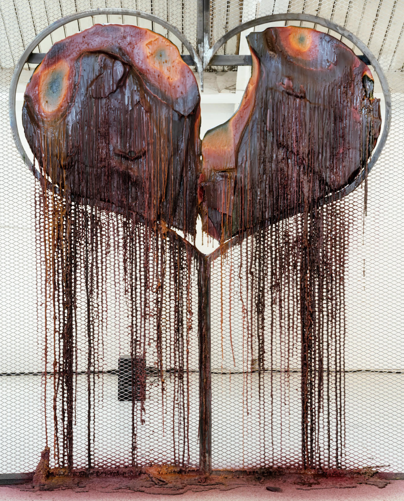 Antoine Renard, Vue de l’installation « Veins (les veines) », 2023. Métal, cire parfumée, système son. Crédit photo : Pauline Rosen-Cros. Courtesy de l’artiste et de la galerie Nathalie Obadia Paris / Bruxelles